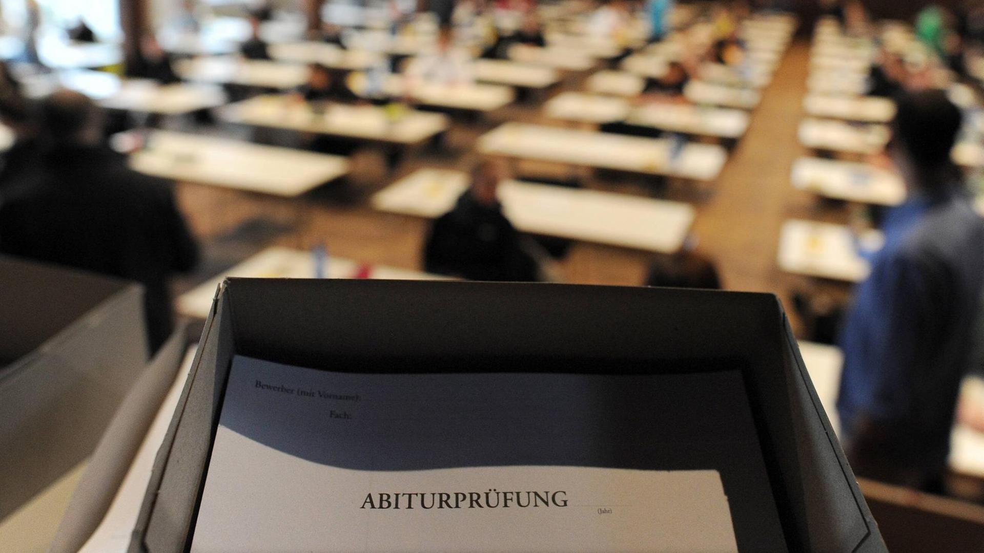 Schriftliche Abiturprüfung in der Rottenburger Festhalle. Schriftliche Abiturprüfung in der Rottenburger Festhalle.
