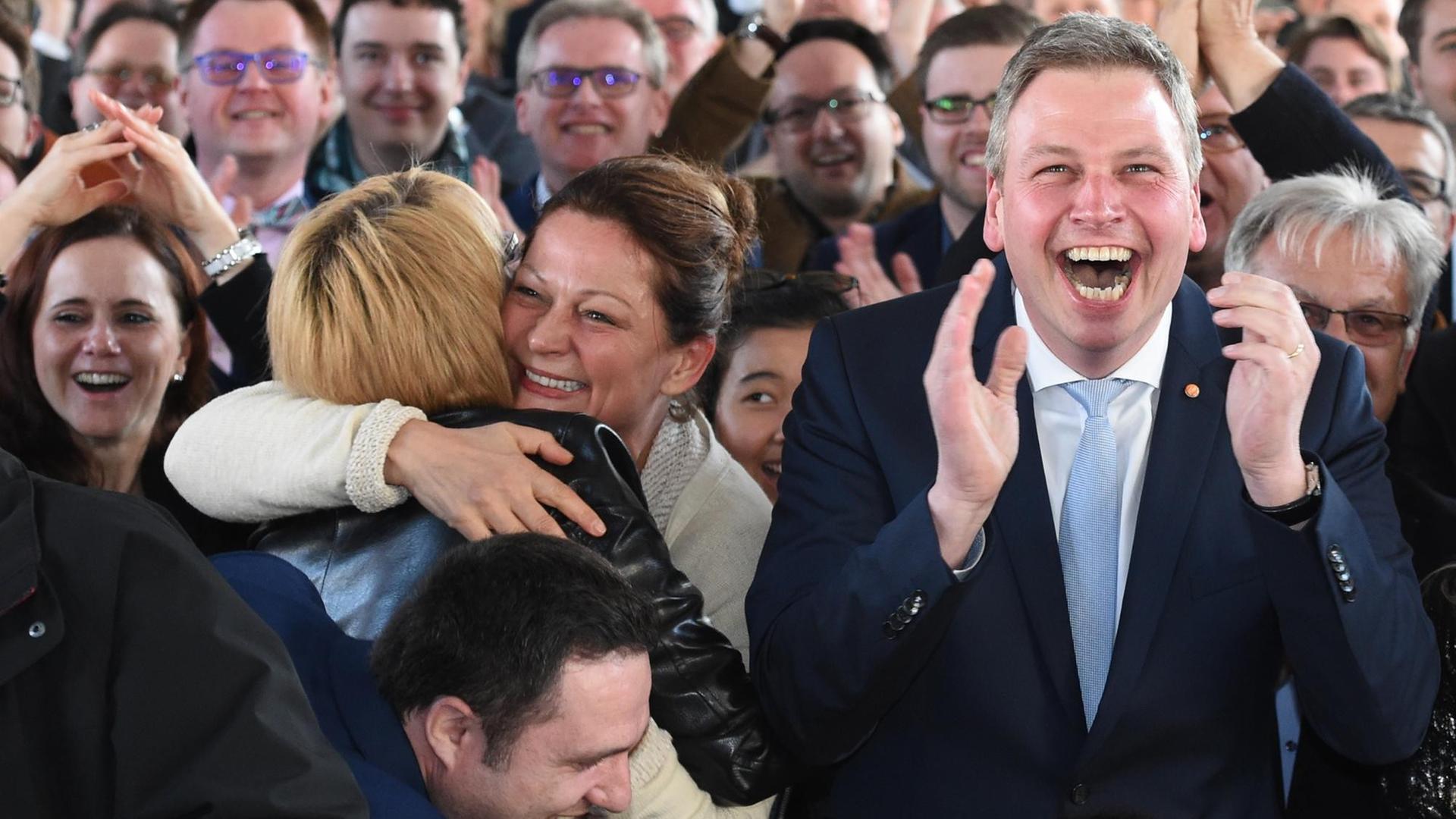 Anhänger der CDU jubeln am 26.03.2017 in Saarbrücken (Saarland) nach der Landtagswahl. Anhänger der CDU jubeln am 26.03.2017 in Saarbrücken (Saarland) nach der Landtagswahl.
