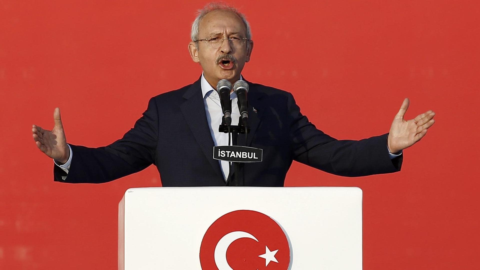 Das Bild zeigt den türkischen Oppositionsführer Kemal Kilicdaroglu, Chef der sozialdemokratischen Partei CHP. Er steht an einem Rednerpult vor rotem Hintergrund. Das Bild zeigt den türkischen Oppositionsführer Kemal Kilicdaroglu, Chef der sozialdemokratischen Partei CHP. Er steht an einem Rednerpult vor rotem Hintergrund.