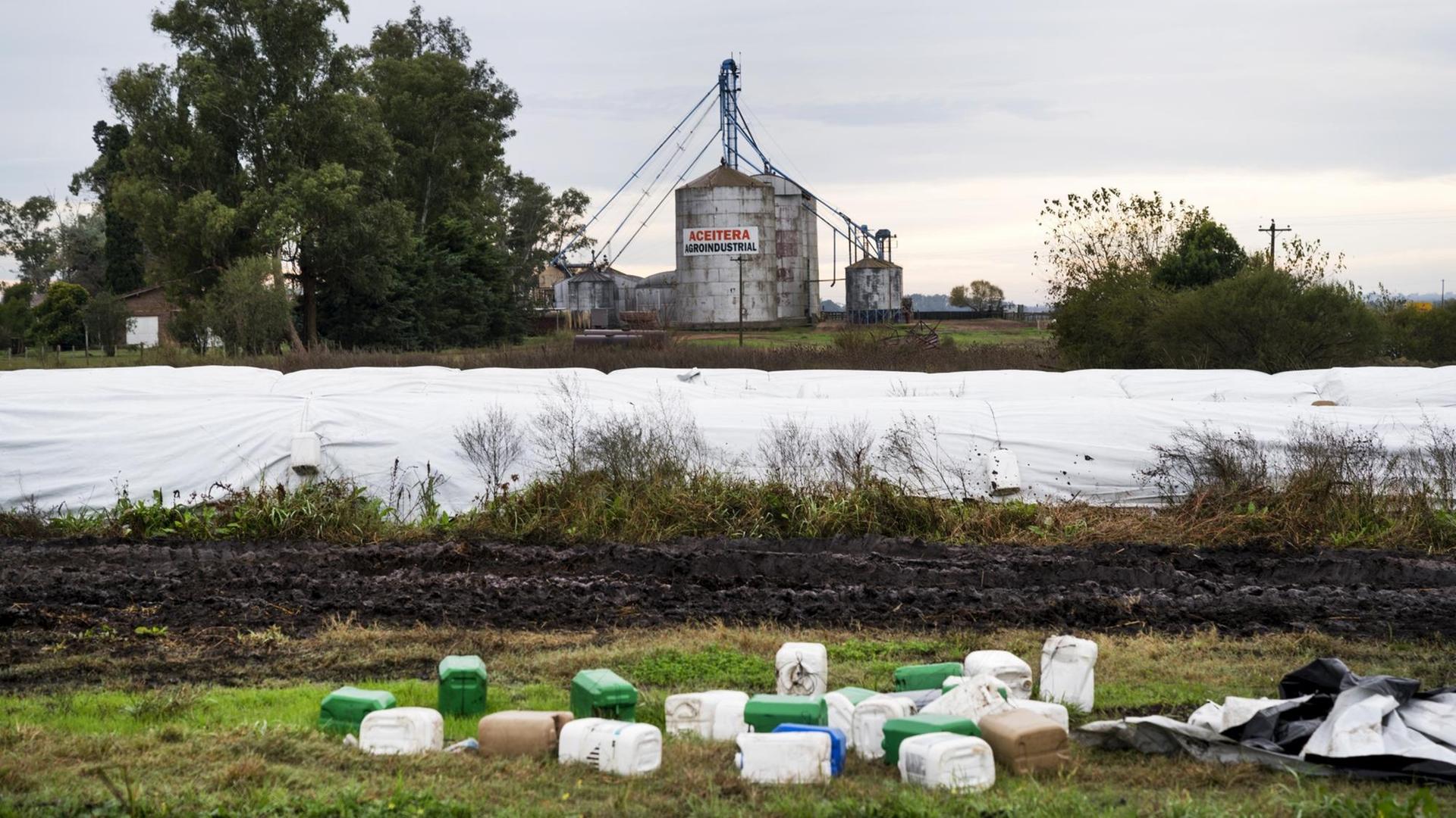 Gebrauchte Kanister liegen am 30.05.2017 neben dem Gelände einer Ölfabrik in der Provinz Entre Rios (Argentinien). Argentinien ist mit 53 Millionen Tonnen (2016/17) drittgrößter Sojaproduzent - und einer der größten Abnehmer des umstrittenen Pflanzenschutzmittels Glyphosat. Gebrauchte Kanister liegen am 30.05.2017 neben dem Gelände einer Ölfabrik in der Provinz Entre Rios (Argentinien). Argentinien ist mit 53 Millionen Tonnen (2016/17) drittgrößter Sojaproduzent - und einer der größten Abnehmer des umstrittenen Pflanzenschutzmittels Glyphosat.