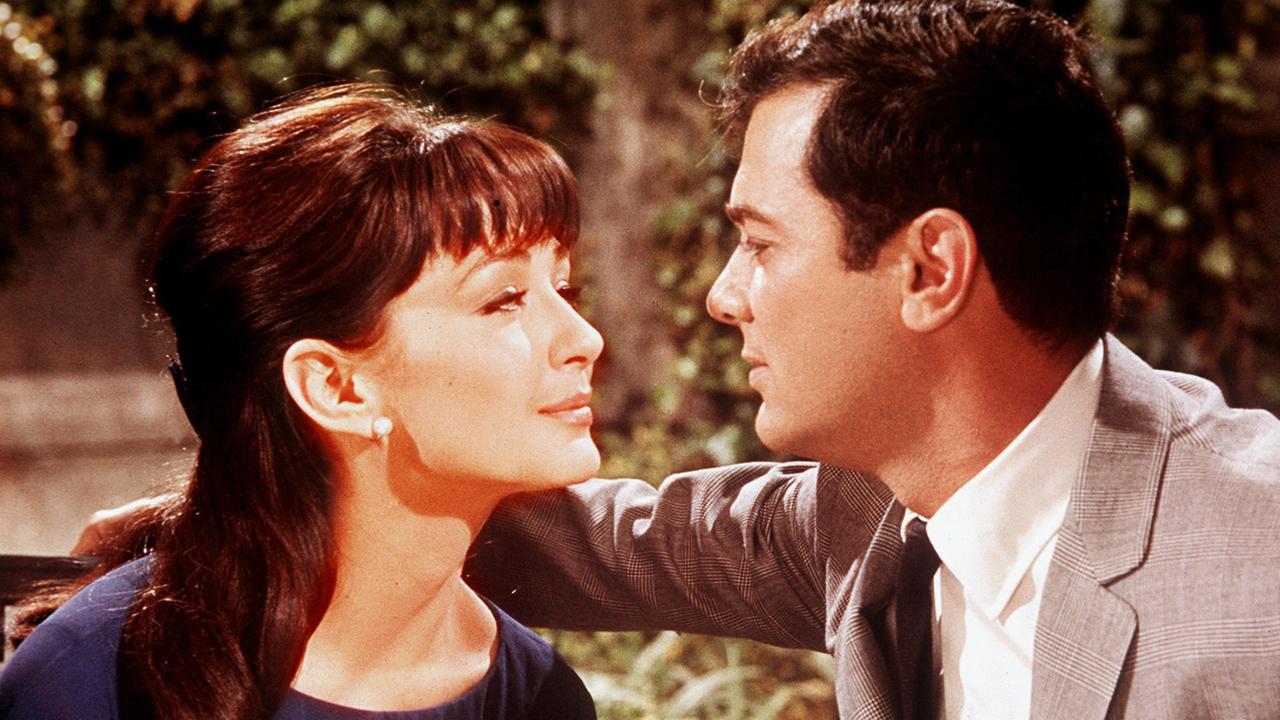 Christine Kaufmann mit dem amerikanischen Schauspieler Tony Curtis auf einer undatierten Aufnahme Christine Kaufmann mit dem amerikanischen Schauspieler Tony Curtis auf einer undatierten Aufnahme