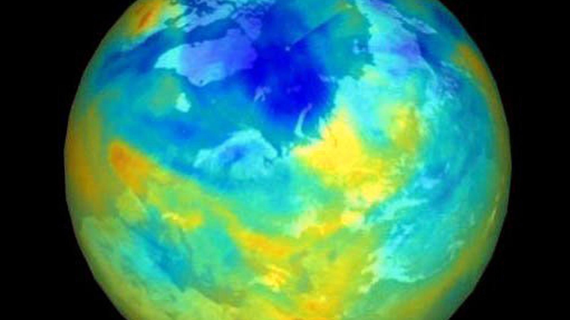 Eine Satellitenaufnahme der Erde zeigt den Verbleib der Ozonschicht über der Arktis (Foto vom Winter 1999/2000). Eine Satellitenaufnahme der Erde zeigt den Verbleib der Ozonschicht über der Arktis (Foto vom Winter 1999/2000).