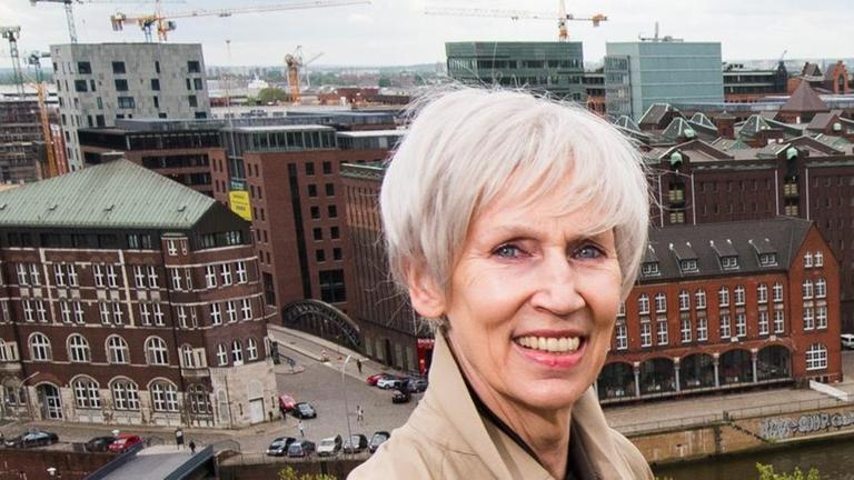 Hamburgs Kultursenatorin Barbara Kisseler (rechts), die Staatsministerin und Vorsitzende des Welterbekomitees der UNESCO, Maria Böhmer und Hamburgs erster Bürgermeister Olaf Scholz posieren in Hamburg auf dem Chilehaus vor der Kulisse der Speicherstadt. Hamburgs Kultursenatorin Barbara Kisseler (rechts), die Staatsministerin und Vorsitzende des Welterbekomitees der UNESCO, Maria Böhmer und Hamburgs erster Bürgermeister Olaf Scholz posieren in Hamburg auf dem Chilehaus vor der Kulisse der Speicherstadt.