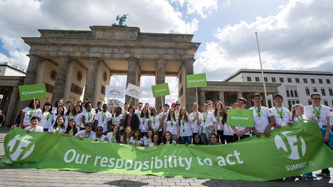 Eröffnung des internationalen Jugendgipfels J7 vor dem Brandenburger Tor in Berlin.