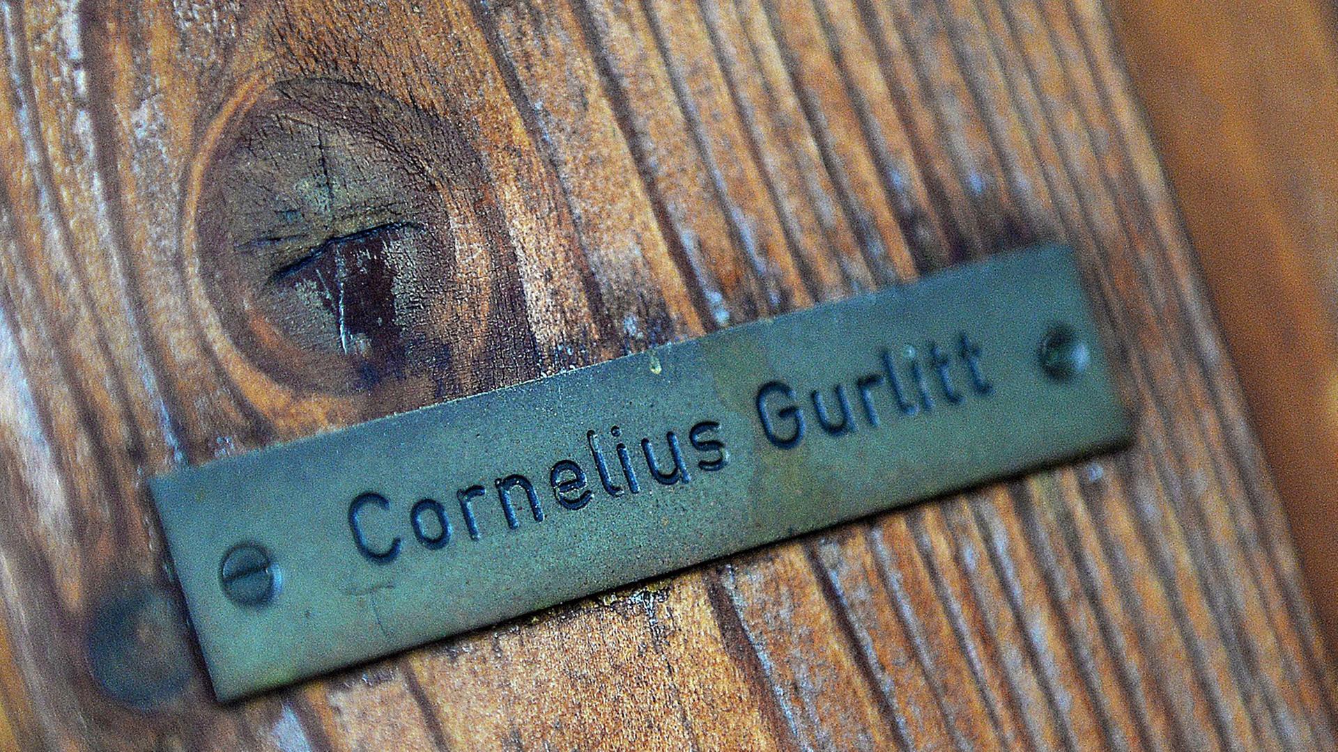 Türschild mit der Aufschrift Cornelius Gurlitt. Türschild mit der Aufschrift Cornelius Gurlitt.