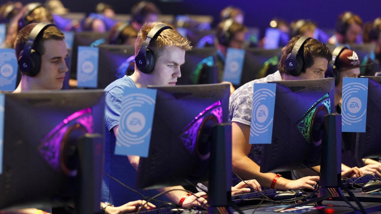 Gamer auf der weltgrößten Computerspielmesse Gamescom 2018 im Congress Centrum Nord der KoelnMesse. Gamer auf der weltgrößten Computerspielmesse Gamescom 2018 im Congress Centrum Nord der KoelnMesse.