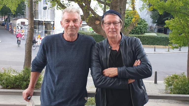 Fußballtrainer Dietmar Demuth und Kabarettist Andreas Rebers beim Treffen in Berlin. Fußballtrainer Dietmar Demuth und Kabarettist Andreas Rebers beim Treffen in Berlin.