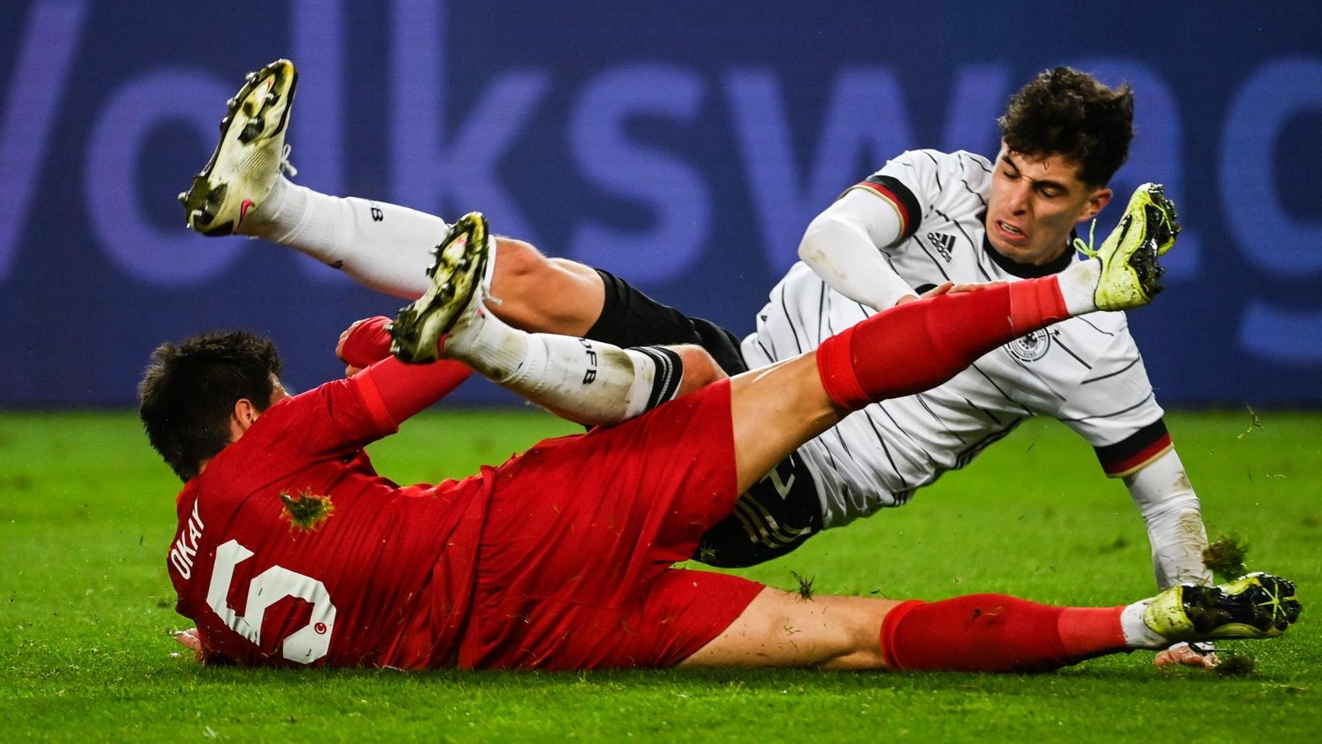 Kai Havertz (Deutschland) kollidiert mit Okay Yokuslu (l, Türkei) Kai Havertz (Deutschland) kollidiert mit Okay Yokuslu (l, Türkei)