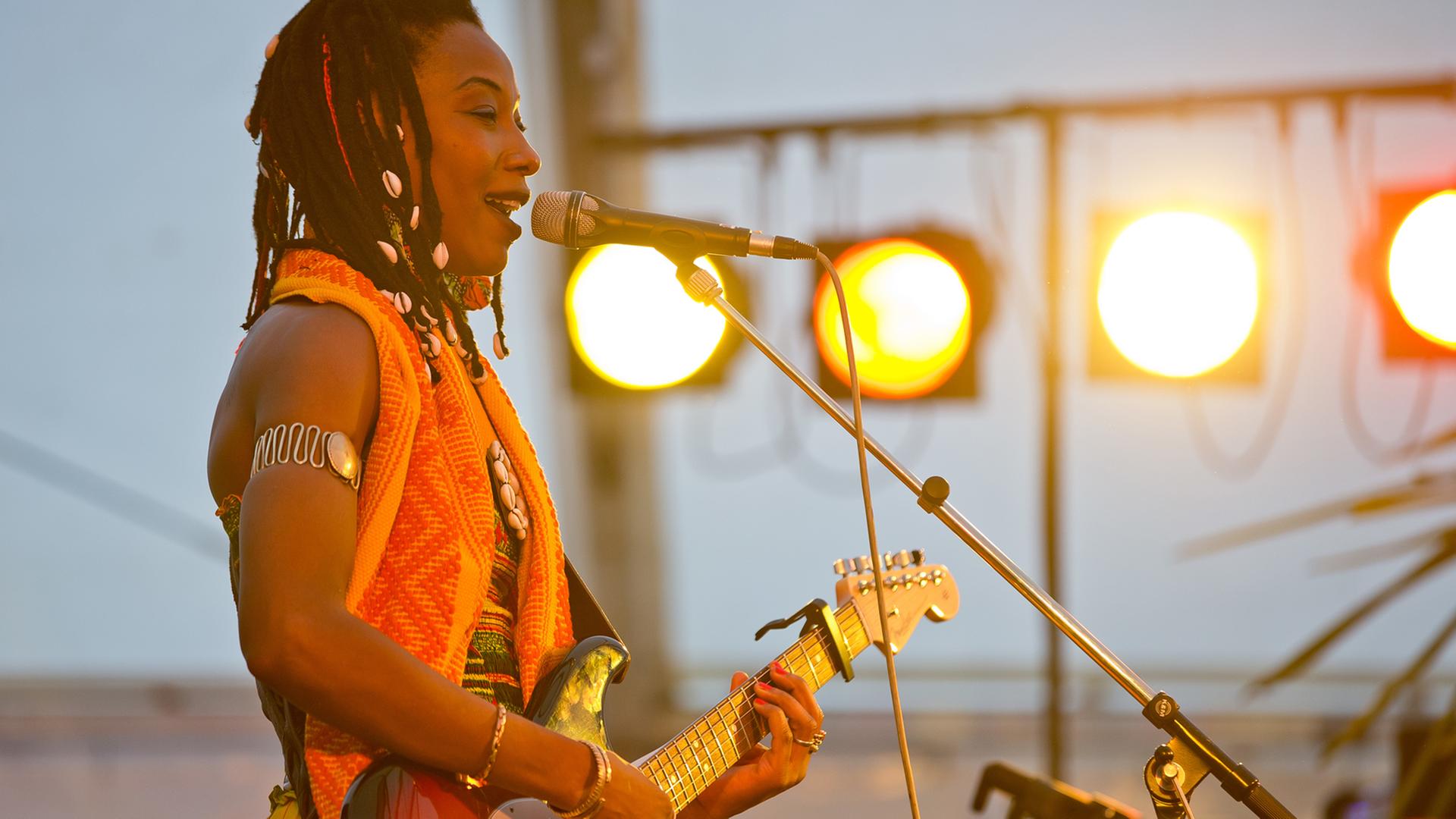 Die malische Sängerin Fatoumata Diawara bei der Eröffnung des Africa-Festivals in Würzburg. Die malische Sängerin Fatoumata Diawara bei der Eröffnung des Africa-Festivals in Würzburg.