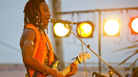 Die malische Sängerin Fatoumata Diawara bei der Eröffnung des Africa-Festivals in Würzburg.
