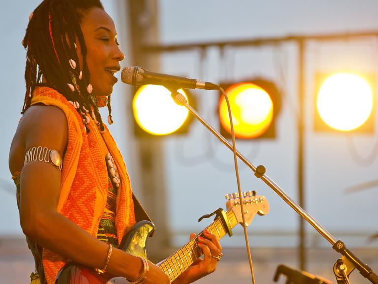 Die malische Sängerin Fatoumata Diawara bei der Eröffnung des Africa-Festivals in Würzburg.