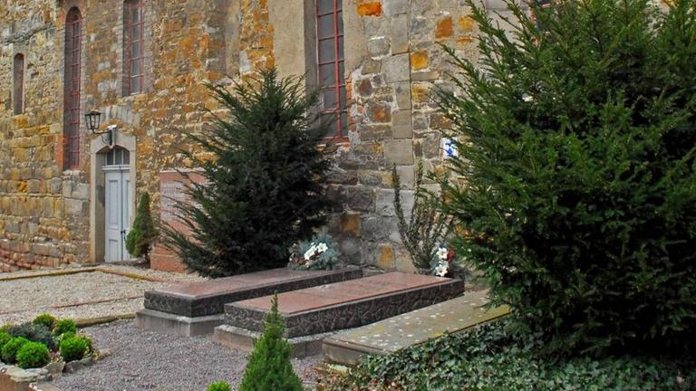 Die Gräber von Friedrich Nietzsche, seiner Schwester und seiner Mutter neben der Taufkapelle auf dem Gelände der Gedenkstätte des Philosophen und Philologen in Röcken bei Lützen.