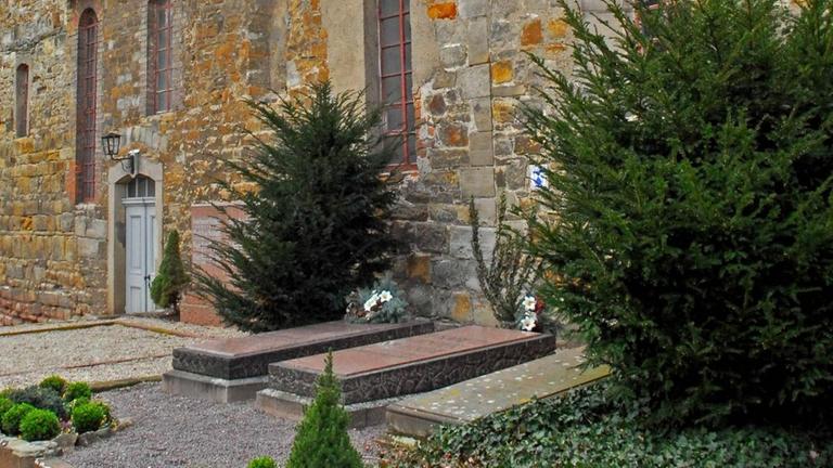 Die Gräber von Friedrich Nietzsche, seiner Schwester und seiner Mutter neben der Taufkapelle auf dem Gelände der Gedenkstätte des Philosophen und Philologen in Röcken bei Lützen. Die Gräber von Friedrich Nietzsche, seiner Schwester und seiner Mutter neben der Taufkapelle auf dem Gelände der Gedenkstätte des Philosophen und Philologen in Röcken bei Lützen.
