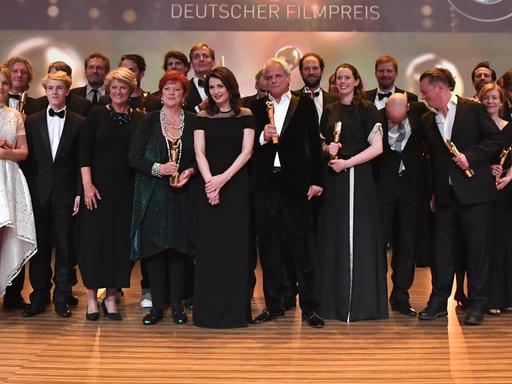 Preisträger stehen bei der Verleihung des 66. Deutschen Filmpreises, der Lola, am 27.05.2016 in Berlin auf der Bühne.