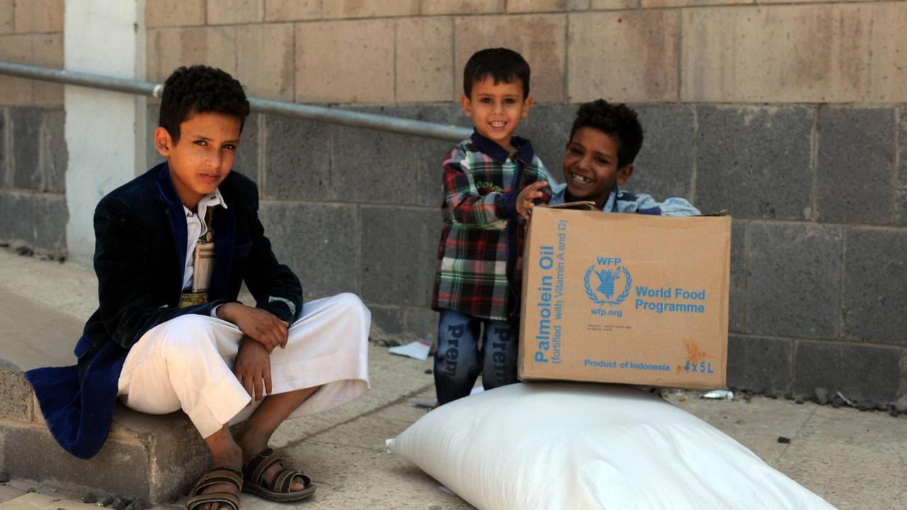 Drei Kinder haben 2017 im Jemen Hilfsgüter des Welternährungsprogramms der Vereinten Nationen erhalten.