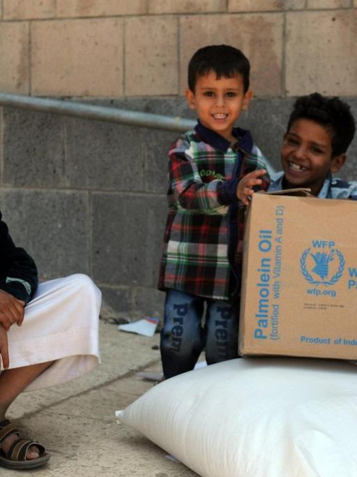 Kinder erhalten im Jemen Hilfsgüter des Welternährungsprogramms der Vereinten Nationen