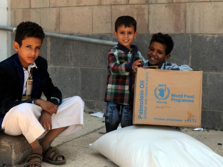 Kinder erhalten im Jemen Hilfsgüter des Welternährungsprogramms der Vereinten Nationen