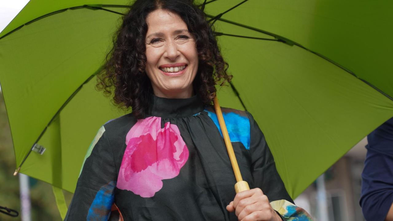 Bettina Jarasch (Bündnis90/Die Grünen), Spitzenkandidatin für die Wahl zum Berliner Abgeordnetenhaus, nimmt an einer Demonstration für bezahlbare Mieten teil Bettina Jarasch (Bündnis90/Die Grünen), Spitzenkandidatin für die Wahl zum Berliner Abgeordnetenhaus, nimmt an einer Demonstration für bezahlbare Mieten teil