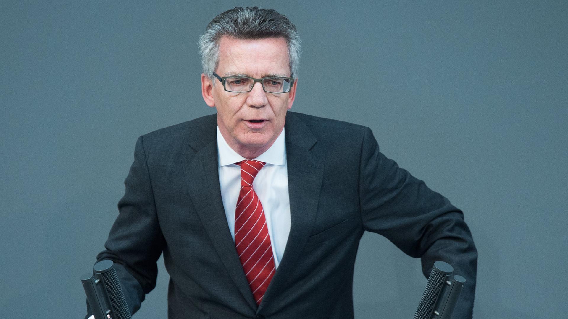 Bundesinnenminister Thomas de Maizière (CDU) am Rednerpult im Bundestag