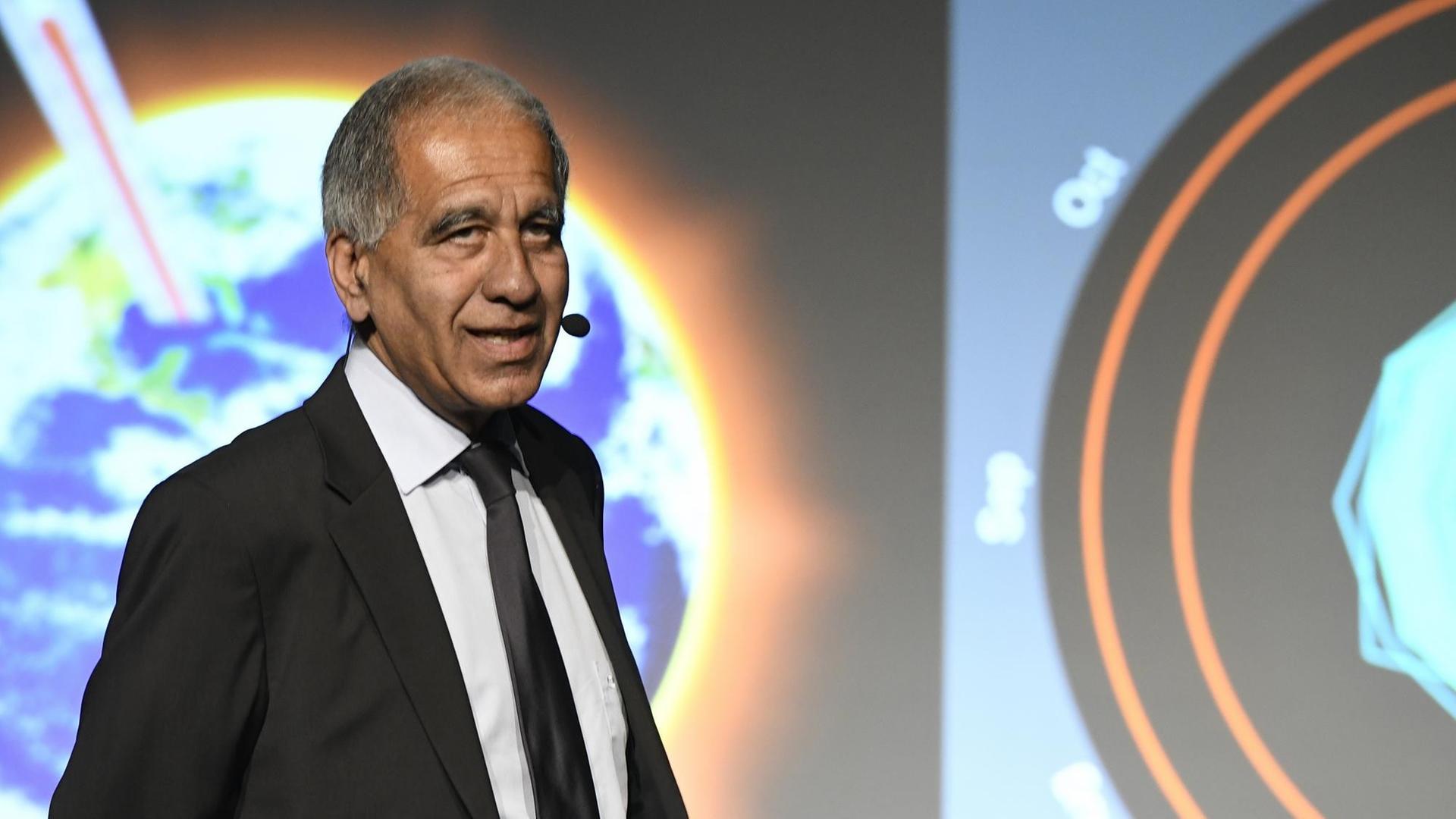 Prof. Mojib Latif im Portrait bei seinem Vortrag zum Thema Klimawandel und Klimaschutz in Köln. Prof. Mojib Latif im Portrait bei seinem Vortrag zum Thema Klimawandel und Klimaschutz in Köln.