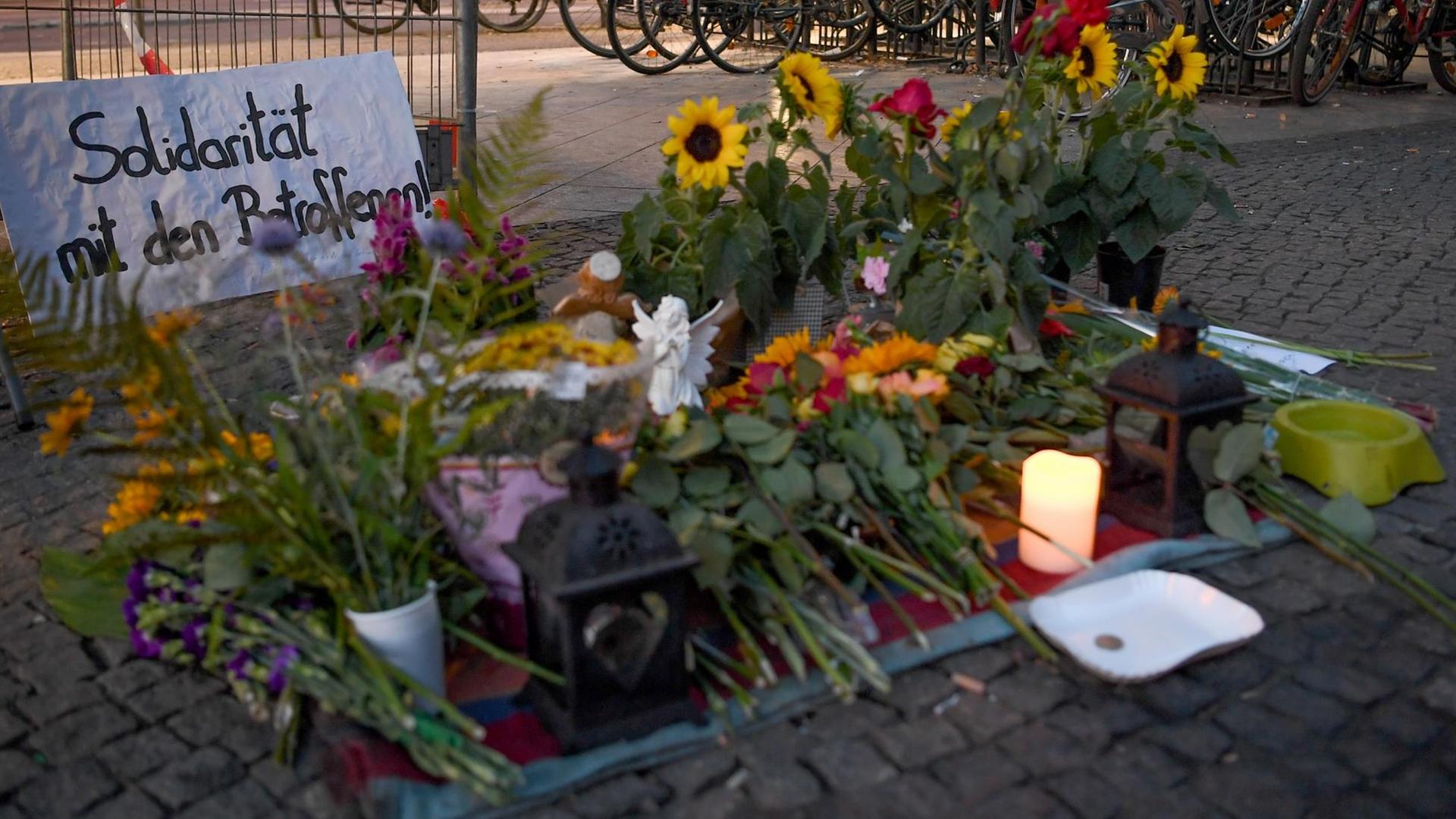 Blumen und Solidaritätsbekundungen liegen am Cajamarca-Platz am S-Bahnhof Schöneweide, wo ein Unbekannter zwei Obdachlose und ihren Besitz mit einer Flüssigkeit übergossen und angezündet hatte. Blumen und Solidaritätsbekundungen liegen am Cajamarca-Platz am S-Bahnhof Schöneweide, wo ein Unbekannter zwei Obdachlose und ihren Besitz mit einer Flüssigkeit übergossen und angezündet hatte.