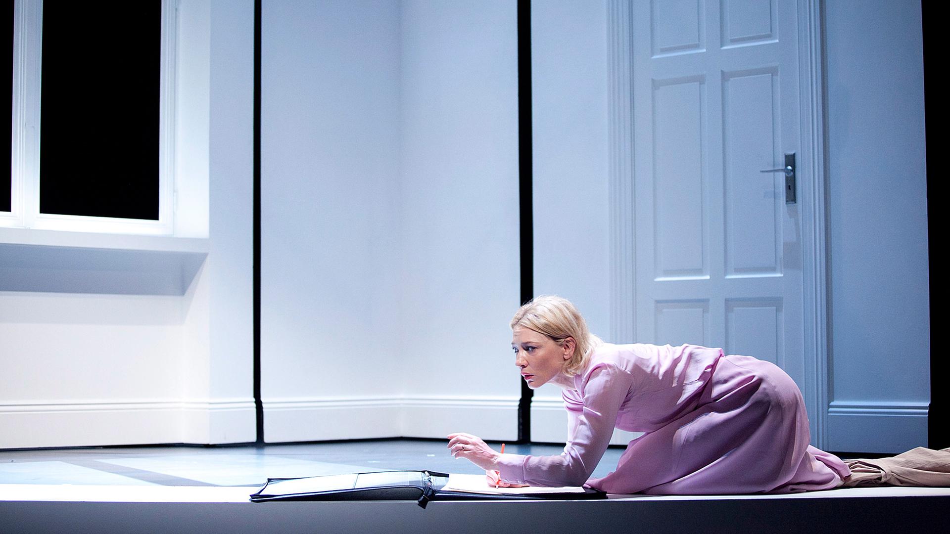 Szene aus dem Stück "Groß und klein" Theatre de la Ville in Paris: Botho Strauß zählt zu den meistgespielten deutschen Dramatikern der Gegenwart. Szene aus dem Stück "Groß und klein" Theatre de la Ville in Paris: Botho Strauß zählt zu den meistgespielten deutschen Dramatikern der Gegenwart.