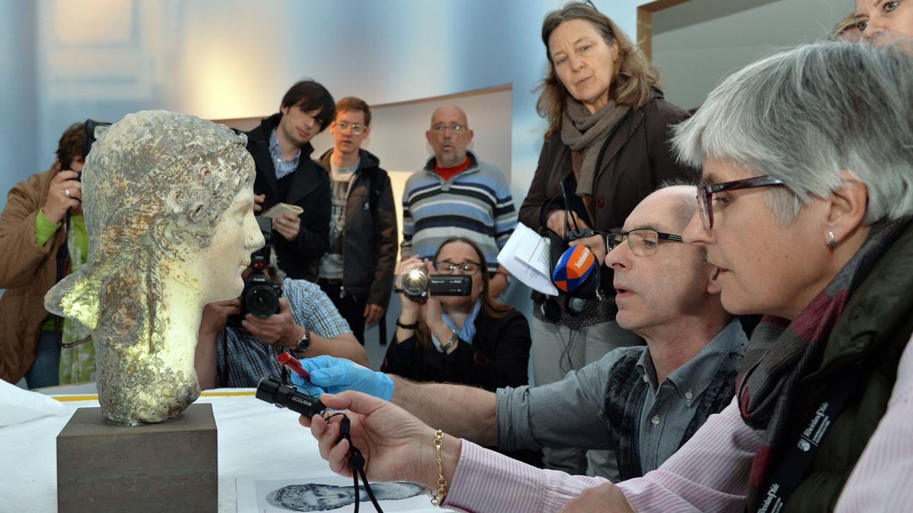 Kuratorin Anne-Marie Nielsen (r) und Restaurator Ludwig Eiden (2.v.r) begutachten im Rheinischen Landesmuseum in Trier die Büste der Agrippina minor. Kuratorin Anne-Marie Nielsen (r) und Restaurator Ludwig Eiden (2.v.r) begutachten im Rheinischen Landesmuseum in Trier die Büste der Agrippina minor.