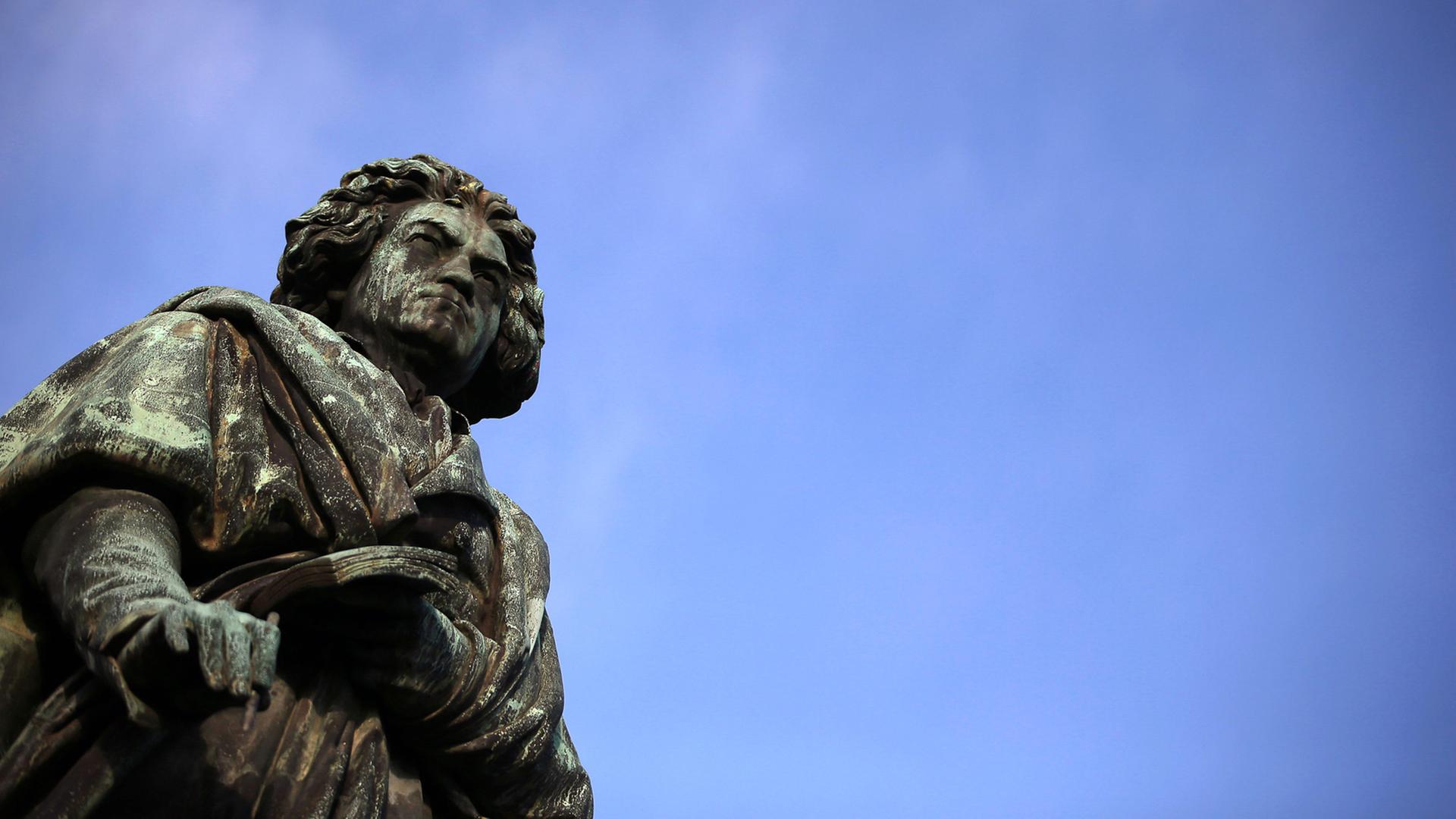 Die Beethoven-Statue auf dem Bonner Münsterplatz in der Geburtsstadt des Komponisten Die Beethoven-Statue auf dem Bonner Münsterplatz in der Geburtsstadt des Komponisten