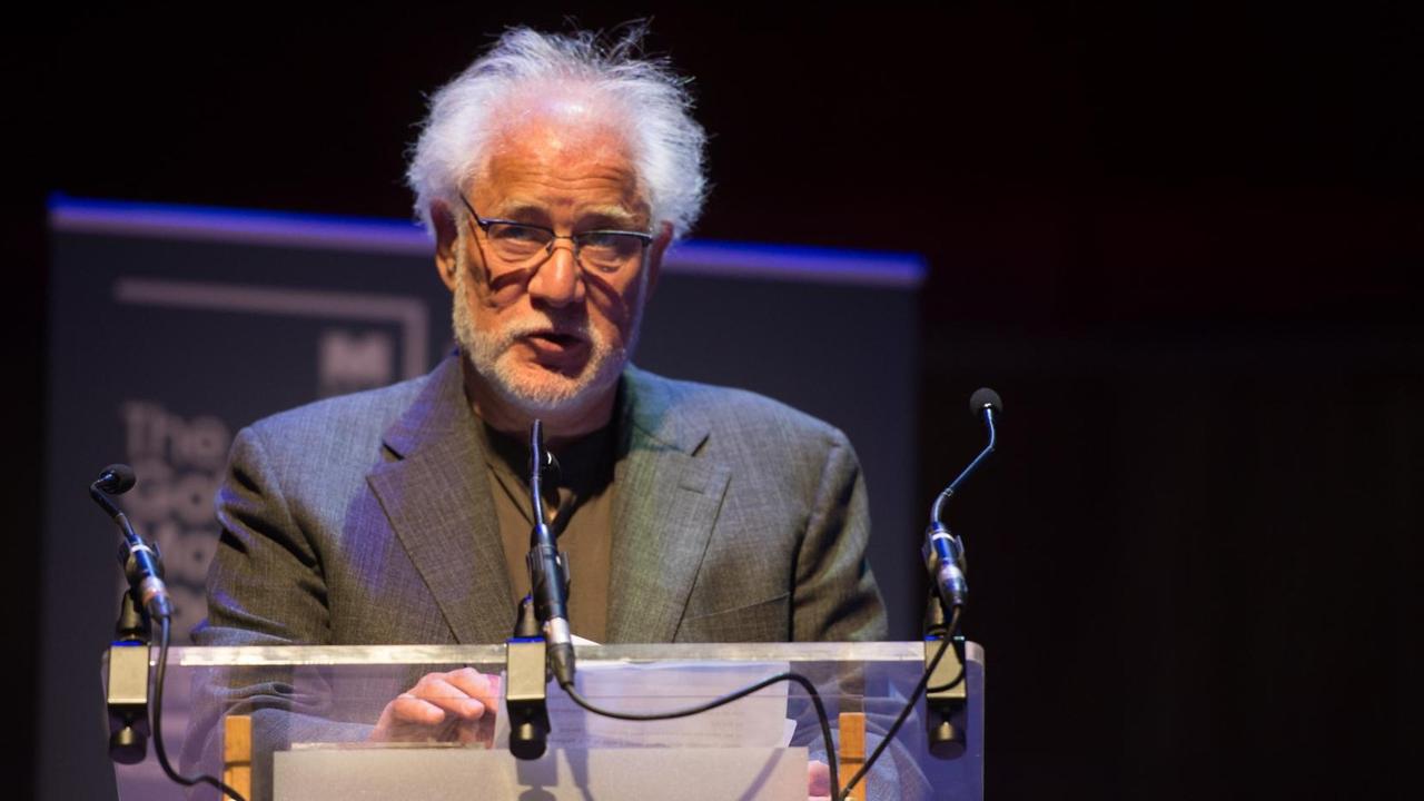 Der Schriftsteller Michael Ondaatje bei der Verleihung des "Golden Man Booker"-Preises, den er für seinen Roman "Der englische Patient" erhalten hat. Der Golden Man Booker Prize wurde zum 50. Jubiläum des alljährlich verliehenen "Man Booker"-Preises vergeben. Der Schriftsteller Michael Ondaatje bei der Verleihung des "Golden Man Booker"-Preises, den er für seinen Roman "Der englische Patient" erhalten hat. Der Golden Man Booker Prize wurde zum 50. Jubiläum des alljährlich verliehenen "Man Booker"-Preises vergeben.