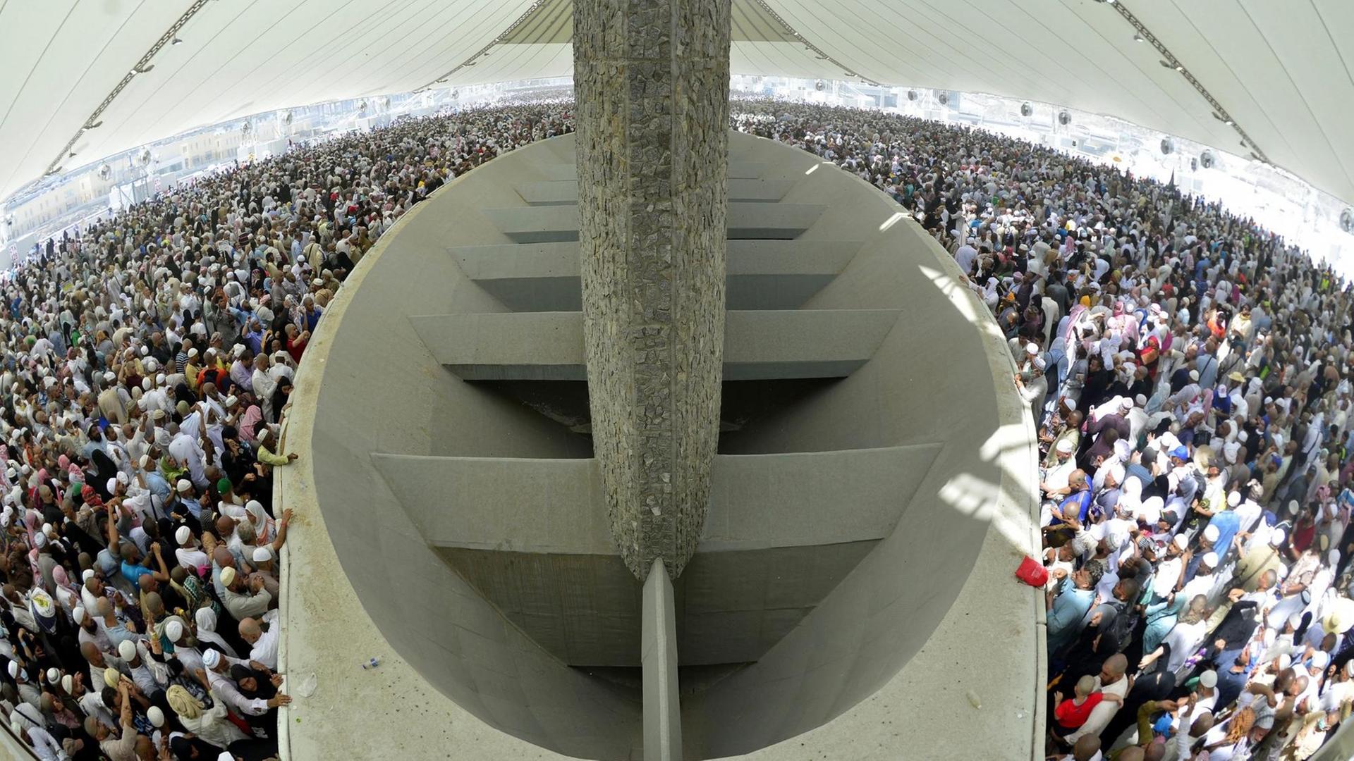 Muslimische Pilger am 3. Tag der Hadsch bei der sogenannten "Teufelssteinigung" in Mina bei Mekka am 6. Oktober 2014. Muslimische Pilger am 3. Tag der Hadsch bei der sogenannten "Teufelssteinigung" in Mina bei Mekka am 6. Oktober 2014.