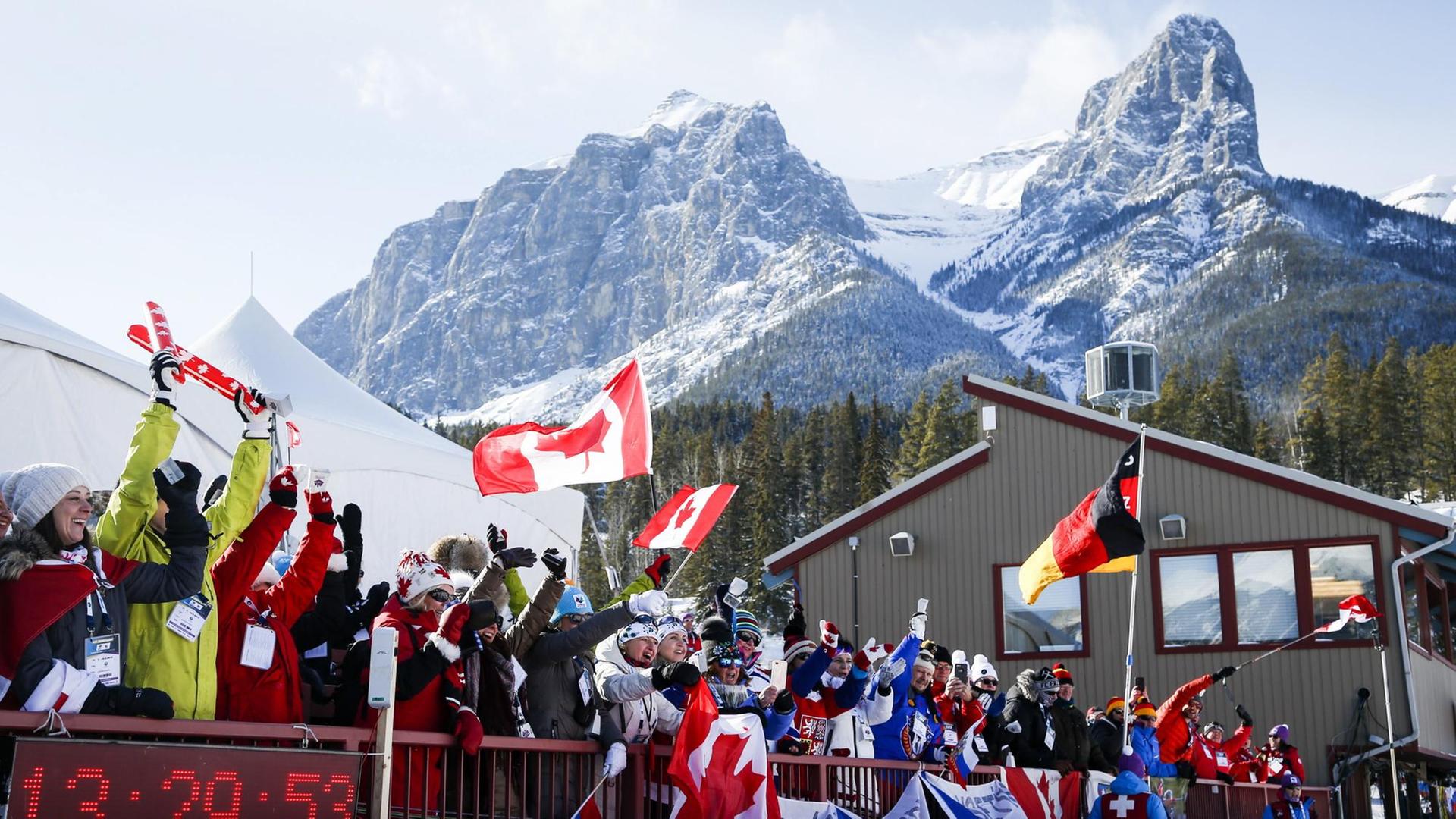 Fans während des "World Cup" in Biathlon der Männer über 15 Kilometer in Canmore. Fans während des "World Cup" in Biathlon der Männer über 15 Kilometer in Canmore.