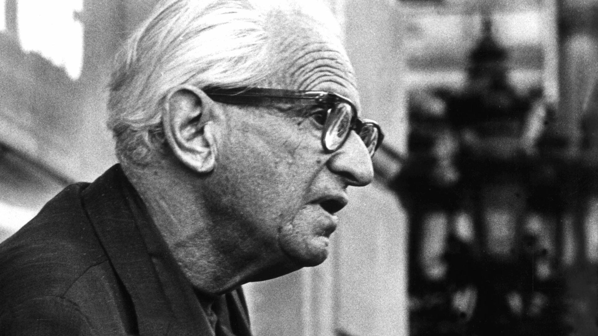 Der Philosoph Herbert Marcuse, er träg eine Hornbrille und hat weißes Haar
Der Philosoph Herbert Marcuse, er träg eine Hornbrille und hat weißes Haar