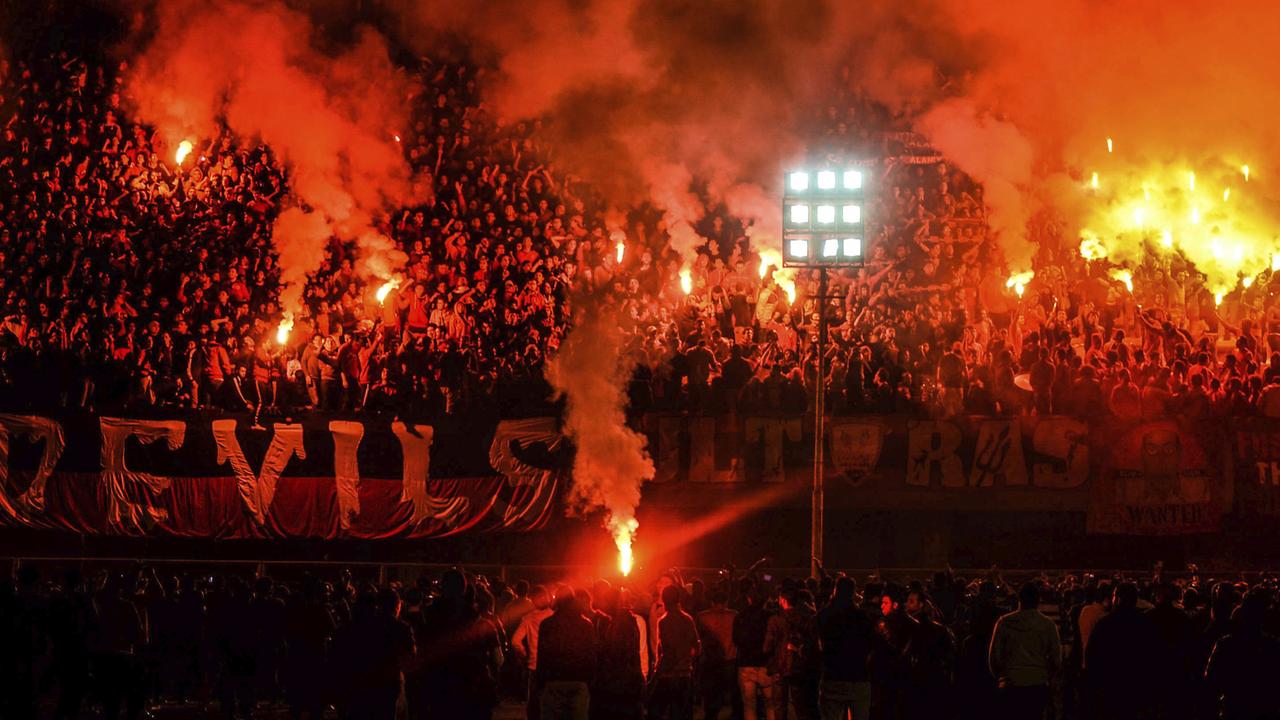 Ultras des ägyptischen Fußballclubs Ahlawy zünden Fackeln an. Anlass ist der Jahrestag der Stadionausschreitungen mit 74 Toten in der ägyptischen Hafenstadt Port Said, als Hunderte Fans von Al Masry am 1. Februar 2012 die gegnerische Tribüne stürmten. Ultras des ägyptischen Fußballclubs Ahlawy zünden Fackeln an. Anlass ist der Jahrestag der Stadionausschreitungen mit 74 Toten in der ägyptischen Hafenstadt Port Said, als Hunderte Fans von Al Masry am 1. Februar 2012 die gegnerische Tribüne stürmten.