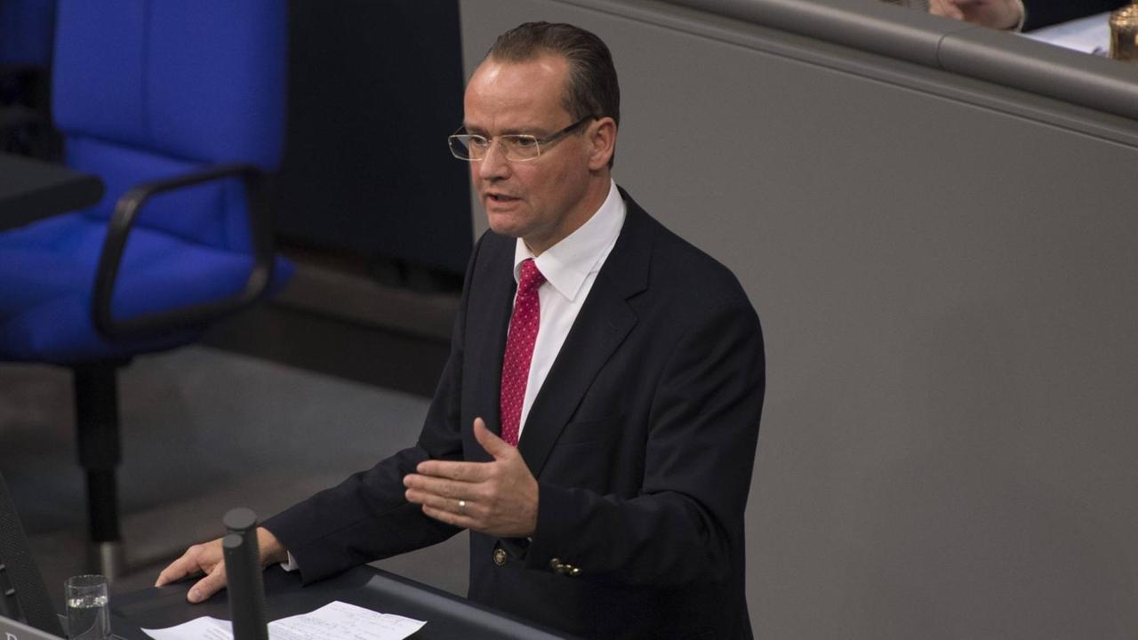 Gunther Krichbaum (CDU) bei einer Rede im Deutschen Bundestag. Gunther Krichbaum (CDU) bei einer Rede im Deutschen Bundestag.