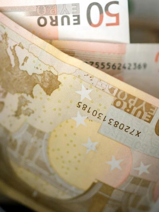 Geld liegt in einem Blumenkübel