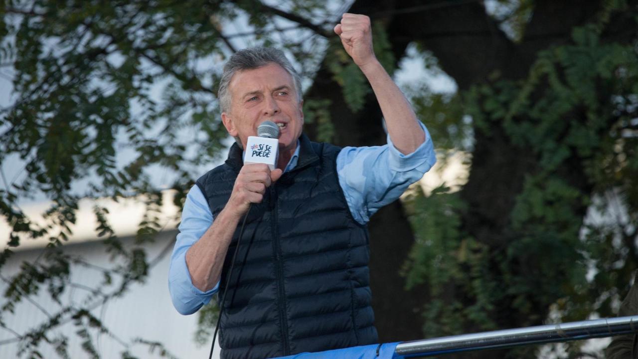 Der amtierende argentinische Präsident Mauricio Macri Ende September auf einer Wahlveranstaltung in Buenos Aires. Ein älterer Mann hält ein Mikro in der Hand und hält eine Rede. Der amtierende argentinische Präsident Mauricio Macri Ende September auf einer Wahlveranstaltung in Buenos Aires. Ein älterer Mann hält ein Mikro in der Hand und hält eine Rede.