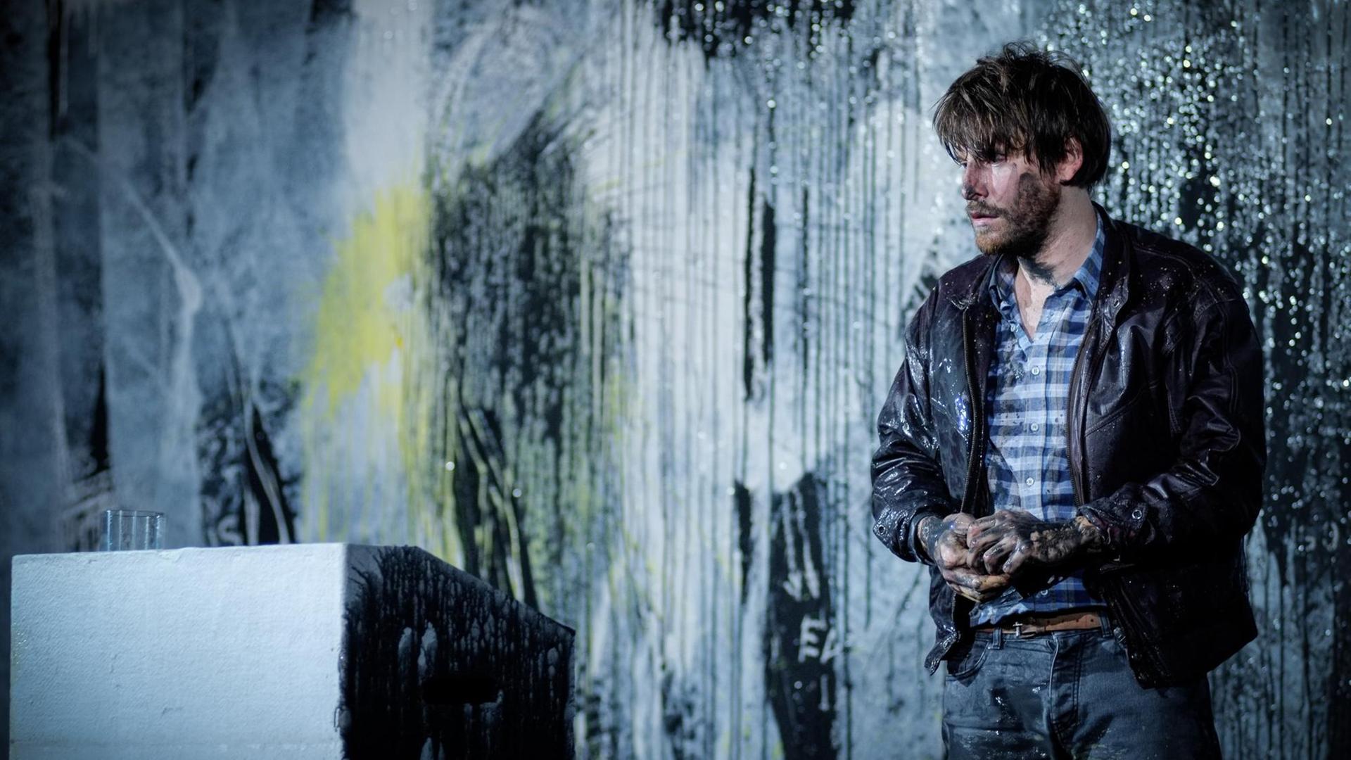 Der Schauspieler Christoph Gawenda auf der Bühne - als Dr. Stockmann in "Ein Volksfeind" von Henrik Ibsen, inszeniert von Thomas Ostermeier an der Schaubühne Berlin. Der Schauspieler Christoph Gawenda auf der Bühne - als Dr. Stockmann in "Ein Volksfeind" von Henrik Ibsen, inszeniert von Thomas Ostermeier an der Schaubühne Berlin.