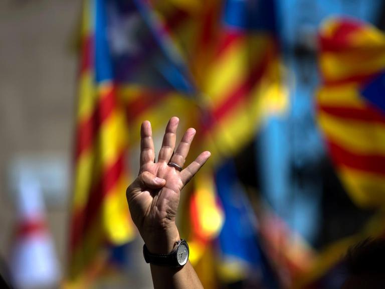 Ein Unterstützer der Unabhängigkeitsbestrebungen Kataloniens hält am 16.09.2017 in Barcelona (Spanien) vier Finger als Zeichen für die vier Balken der Estelada-Flagge (der offiziellen Flagge der autonomen spanischen Region Katalonien) hoch, um gegen eine Entscheidung des Verfassungsgerichts zu protestieren, welches die von der Regionalregierung von Carles Puigdemont für den 01.10.2017 ausgerufene Volksbefragung untersagte.