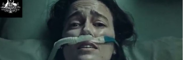 Eine Frau liegt auf einem Krankenhausbett um ringt um Luft. Eine Frau liegt auf einem Krankenhausbett um ringt um Luft.