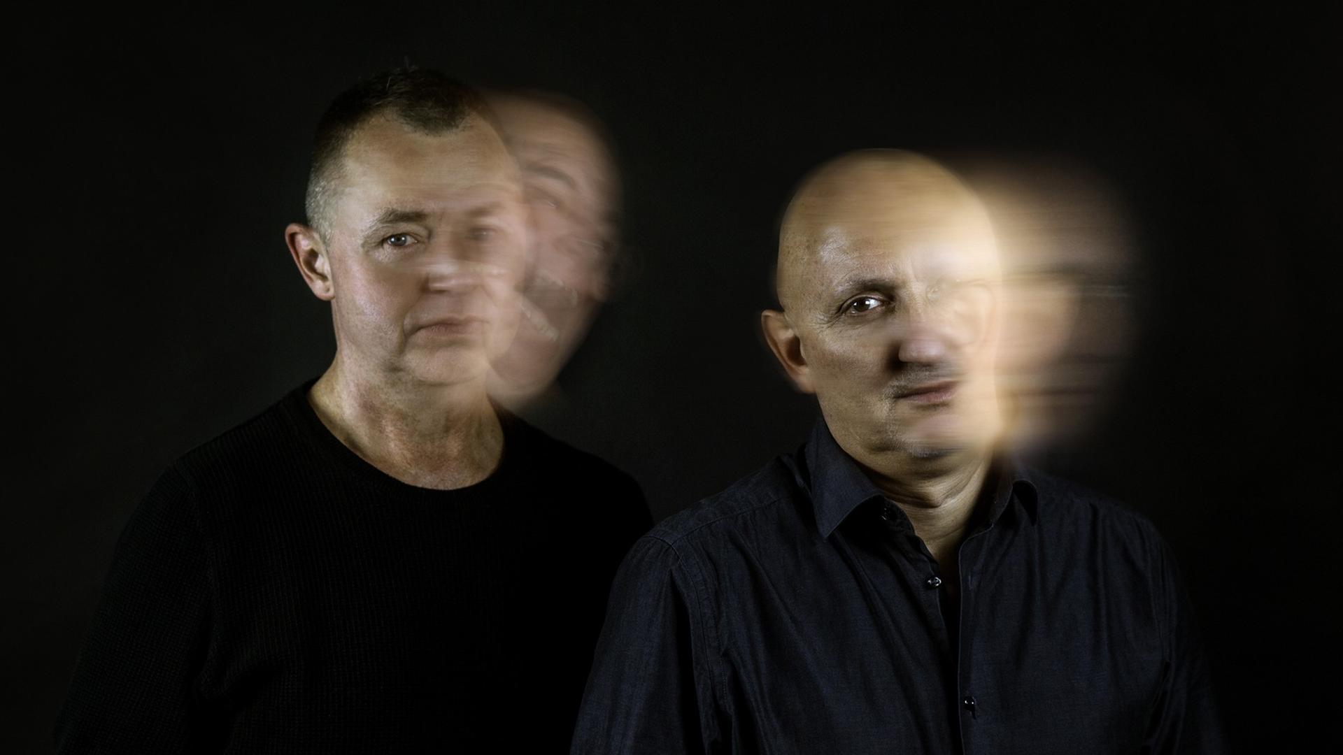 Graham Cunnington und Paul Jamrozy posieren für ein Pressebild, die Gesichter sind leicht verwischt. Graham Cunnington und Paul Jamrozy posieren für ein Pressebild, die Gesichter sind leicht verwischt.