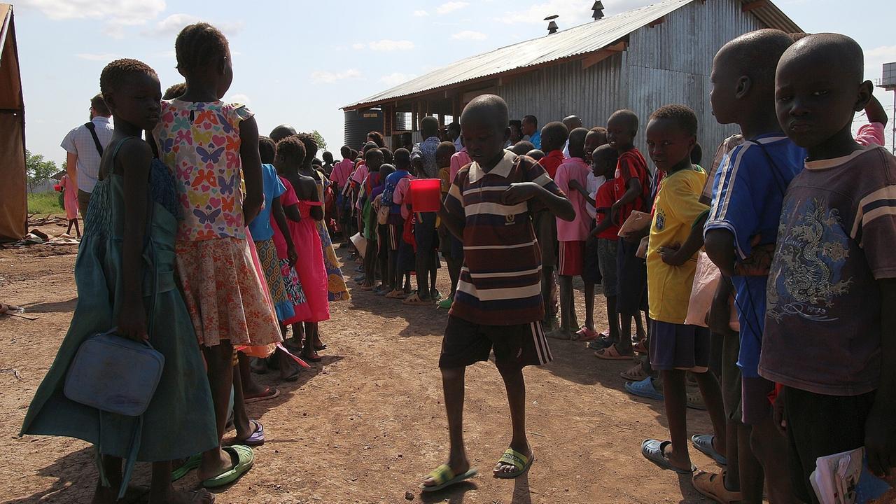 Schlangen vor der Essensausgabe der Grundschule in Kakuma Schlangen vor der Essensausgabe der Grundschule in Kakuma