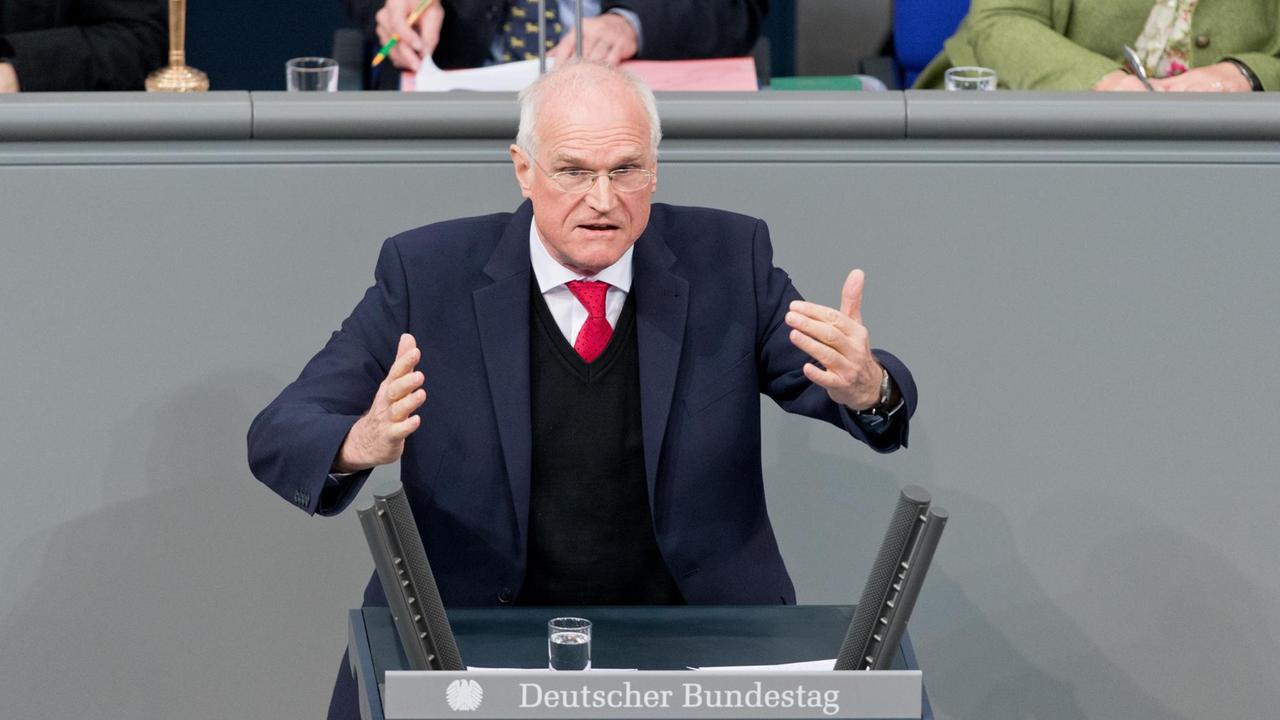 Der SPD-Abgeordnete Lothar Binding spricht im Bundestag während der Haushaltsdebatte Der SPD-Abgeordnete Lothar Binding spricht im Bundestag während der Haushaltsdebatte