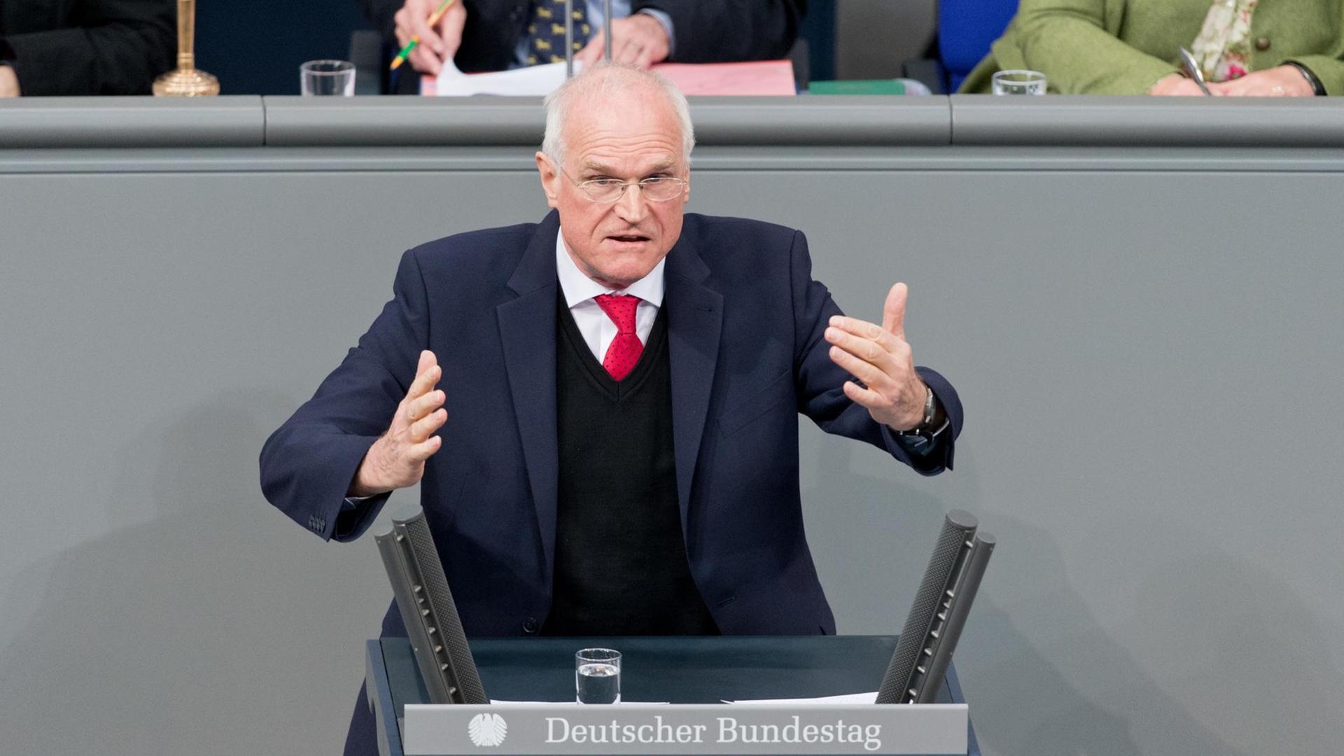 Der SPD-Abgeordnete Lothar Binding spricht im Bundestag während der Haushaltsdebatte Der SPD-Abgeordnete Lothar Binding spricht im Bundestag während der Haushaltsdebatte