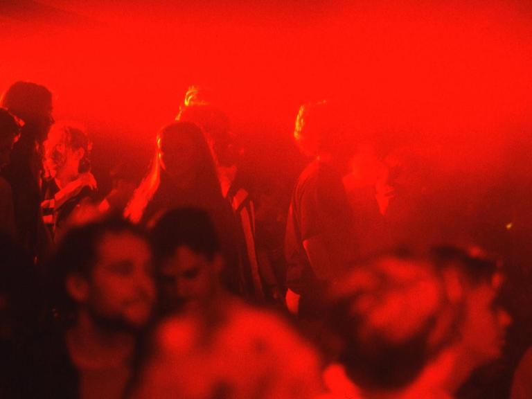 Hauptbühne des Hacienda-Clubs in in rotes Licht getaucht.