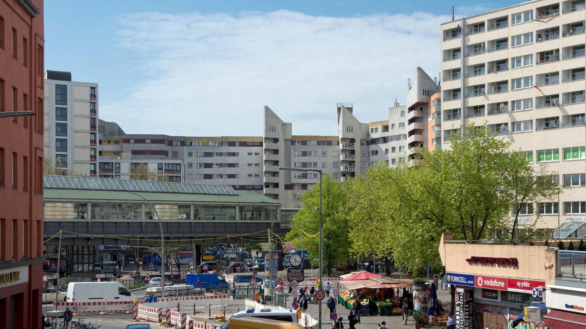 Blick auf die U-Bahnstation "Kottbusser Tor" in Berlin-Kreuzberg Blick auf die U-Bahnstation "Kottbusser Tor" in Berlin-Kreuzberg