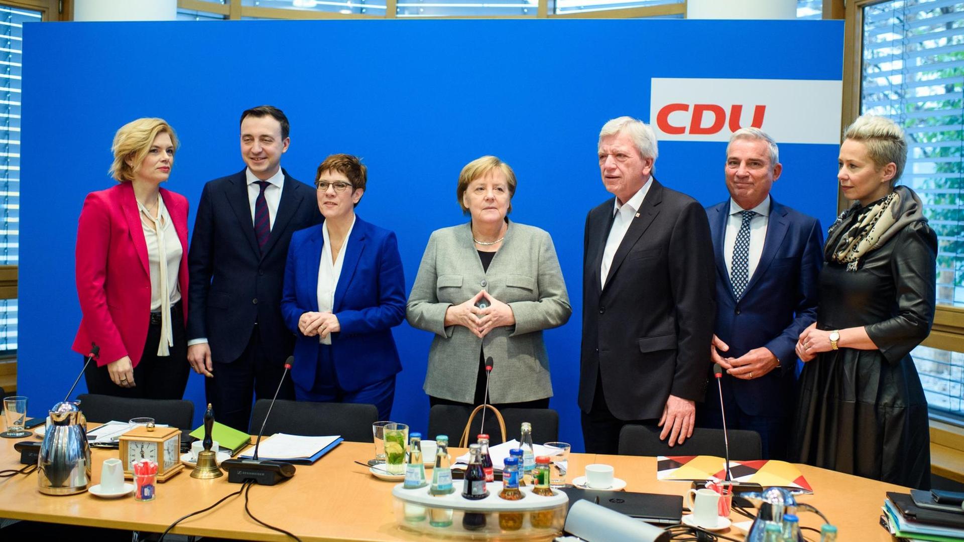 Julia Klöckner (CDU, l-r), Bundesministerin für Ernährung und Landwirtschaft, Paul Ziemiak, Generalsekretär der CDU, Annegret Kramp-Karrenbauer, Bundesvorsitzende der CDU und Verteidigungsministerin, Bundeskanzlerin Angela Merkel (CDU), Volker Bouffier (CDU), Ministerpräsident von Hessen, Thomas Strobl (CDU), Landesvorsitzender seiner Partei in Baden-Württemberg, und Silvia Breher (CDU), Stellvertretende Bundesvorsitzende der CDU, stehen auf einer Sitzung des Präsidiums der CDU im Konrad-Adenauer-Haus. Julia Klöckner (CDU, l-r), Bundesministerin für Ernährung und Landwirtschaft, Paul Ziemiak, Generalsekretär der CDU, Annegret Kramp-Karrenbauer, Bundesvorsitzende der CDU und Verteidigungsministerin, Bundeskanzlerin Angela Merkel (CDU), Volker Bouffier (CDU), Ministerpräsident von Hessen, Thomas Strobl (CDU), Landesvorsitzender seiner Partei in Baden-Württemberg, und Silvia Breher (CDU), Stellvertretende Bundesvorsitzende der CDU, stehen auf einer Sitzung des Präsidiums der CDU im Konrad-Adenauer-Haus.