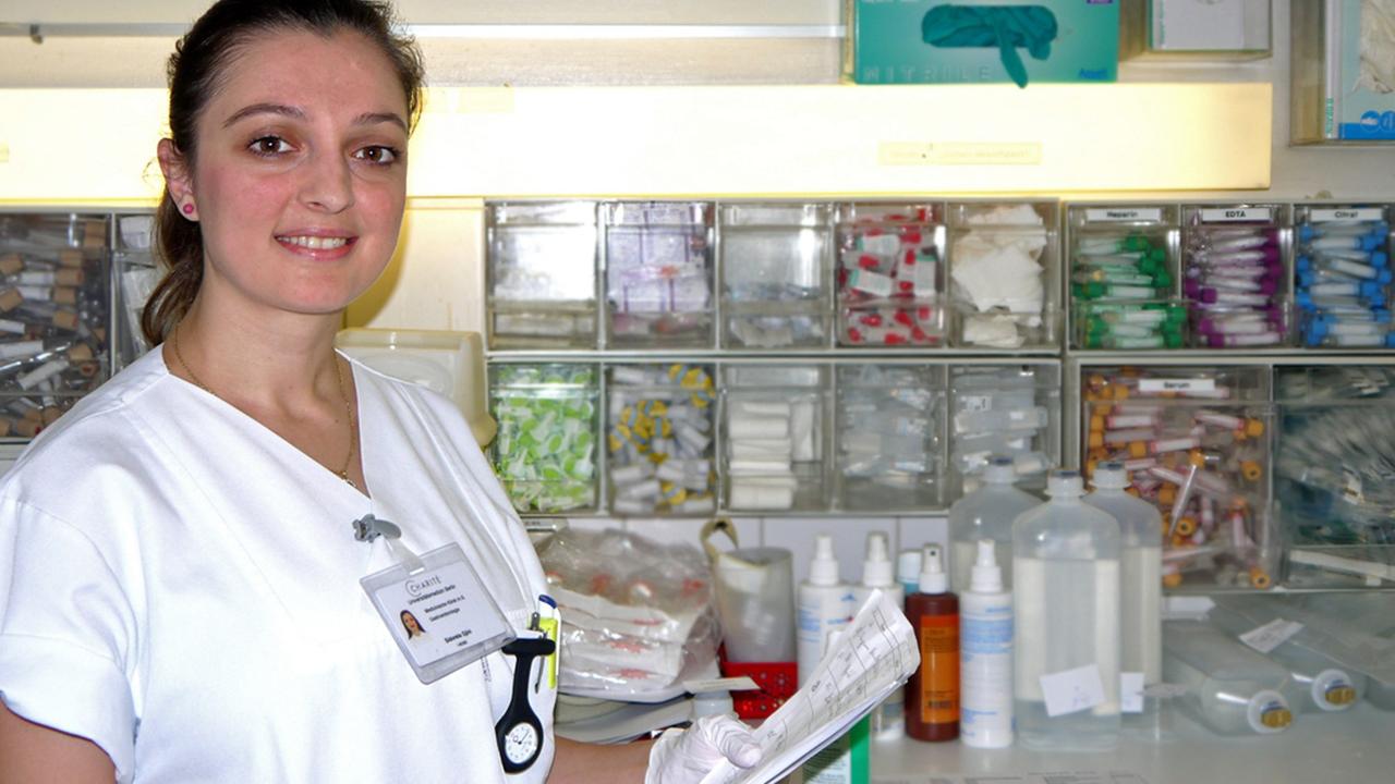 Sidorela Gjini posiert im Laborraum für ein Foto. Sidorela Gjini posiert im Laborraum für ein Foto.