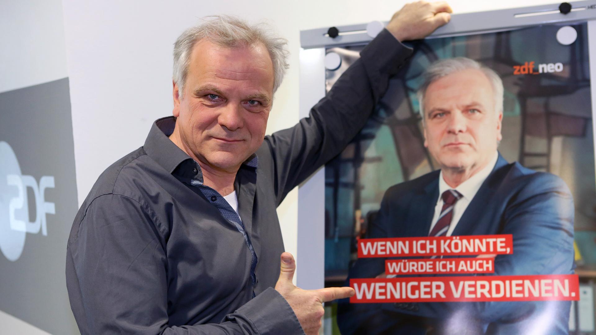 Der Schauspieler Bernhard Schütz posiert am 25.03.2015 in Berlin neben einem Filmplakat. Vorgestellt wurde der ZDF-Vierteiler "Eichwald, MdB", der ab 16. April im ZDF Neo, ab Mai im ZDF ausgestrahlt wird. Der Schauspieler Bernhard Schütz posiert am 25.03.2015 in Berlin neben einem Filmplakat. Vorgestellt wurde der ZDF-Vierteiler "Eichwald, MdB", der ab 16. April im ZDF Neo, ab Mai im ZDF ausgestrahlt wird.