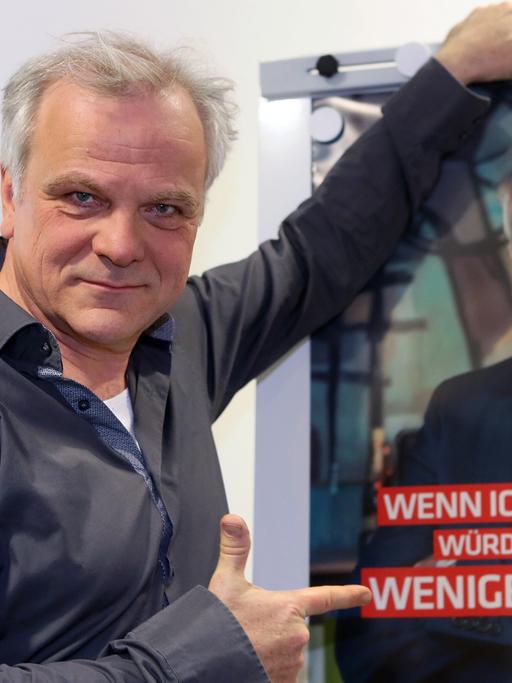 Der Schauspieler Bernhard Schütz posiert am 25.03.2015 in Berlin neben einem Filmplakat. Vorgestellt wurde der ZDF-Vierteiler "Eichwald, MdB", der ab 16. April im ZDF Neo, ab Mai im ZDF ausgestrahlt wird.