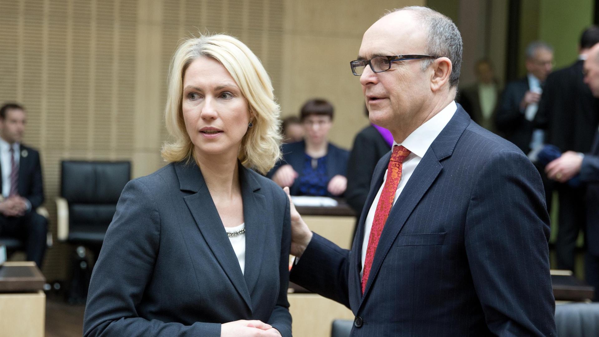 Familienministerin Manuela Schwesig (SPD) und Mecklenburg-Vorpommerns Ministerpräsident Erwin Sellering bei der Bundesrats-Sitzung. Familienministerin Manuela Schwesig (SPD) und Mecklenburg-Vorpommerns Ministerpräsident Erwin Sellering bei der Bundesrats-Sitzung.